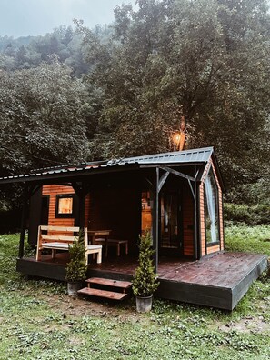 Comfort-Ferienhütte, 1 Doppelbett, Bergblick, zum Garten hin | Wohnbereich | 24-Zoll-Smart-TV mit Digitalempfang, Fernseher