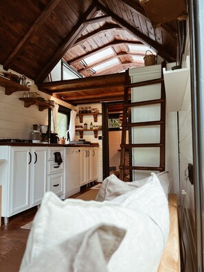 Comfort-Ferienhütte, 1 Doppelbett, Bergblick, zum Garten hin | Wohnbereich | 24-Zoll-Smart-TV mit Digitalempfang, Fernseher