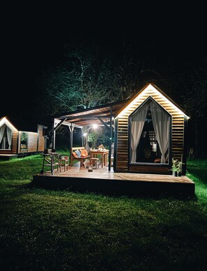 Comfort-Ferienhütte, 1 Doppelbett, Bergblick, zum Garten hin | Terrasse/Patio