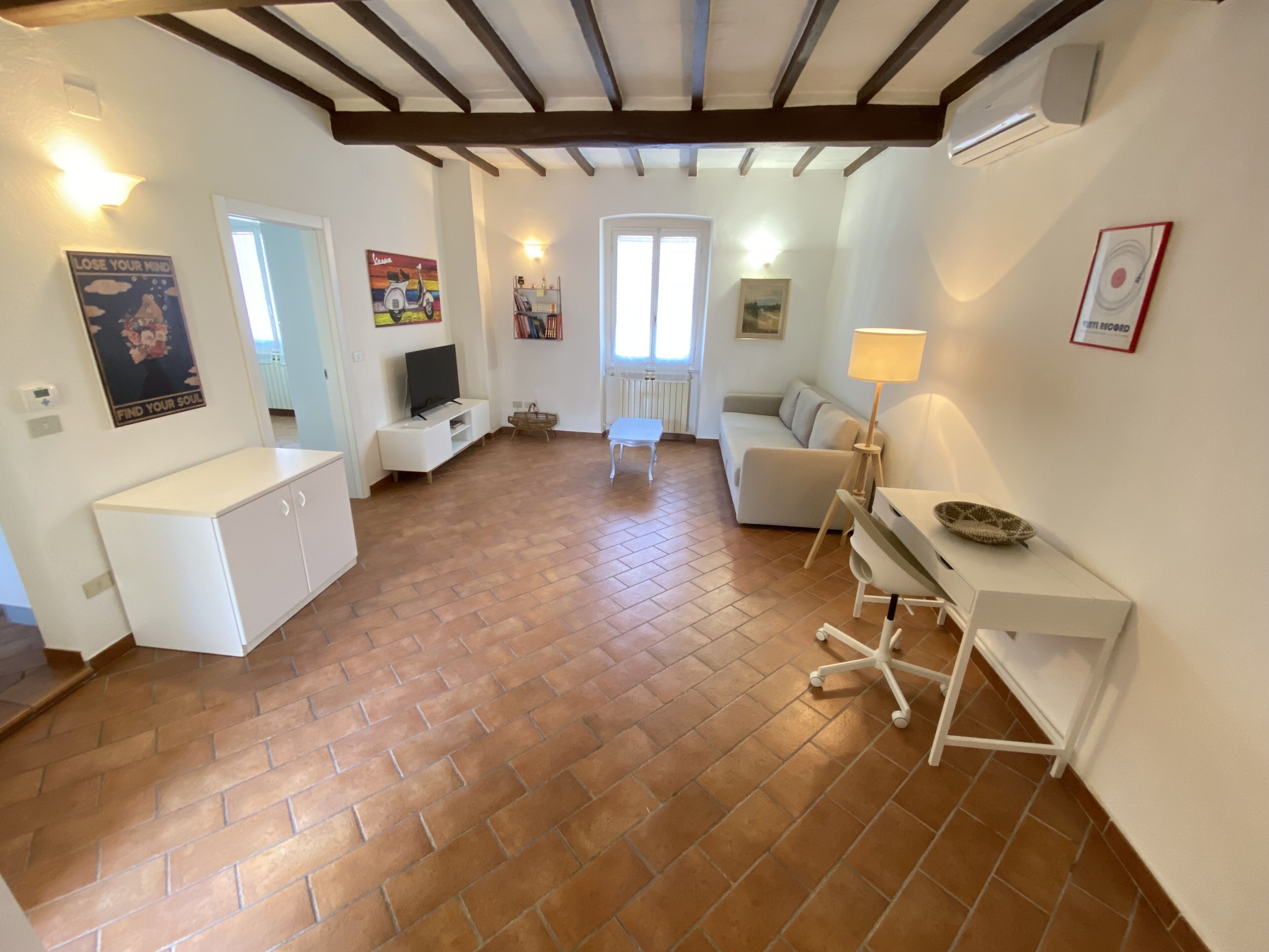 Large and bright, a short walk from the train - 15 minutes from Florence