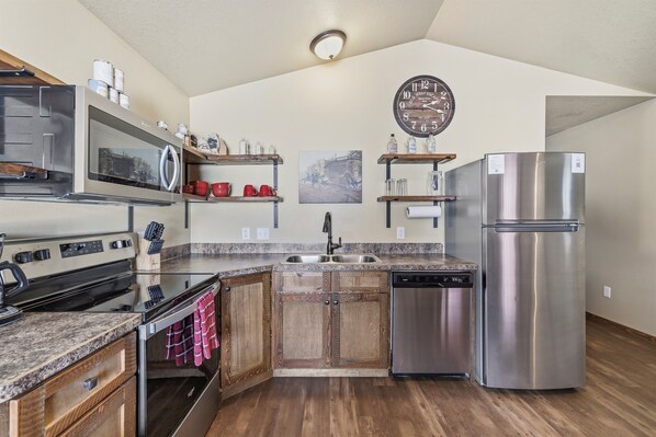 Jääkaappi, mikroaaltouuni, uuni, liesi