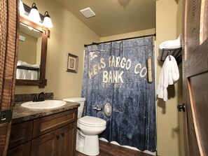 Combined shower/tub, hair dryer, towels