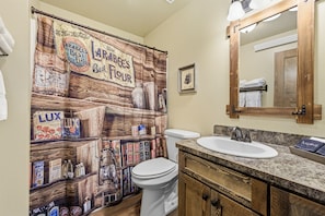 Ensemble douche/baignoire, serviettes fournies, papier toilette