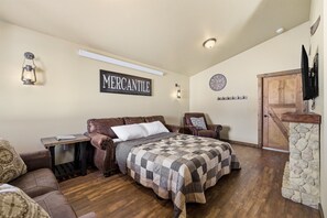 2 bedrooms, iron/ironing board, WiFi, bed sheets - 2BR Family Cabin Near Yellowstone (Island Park)