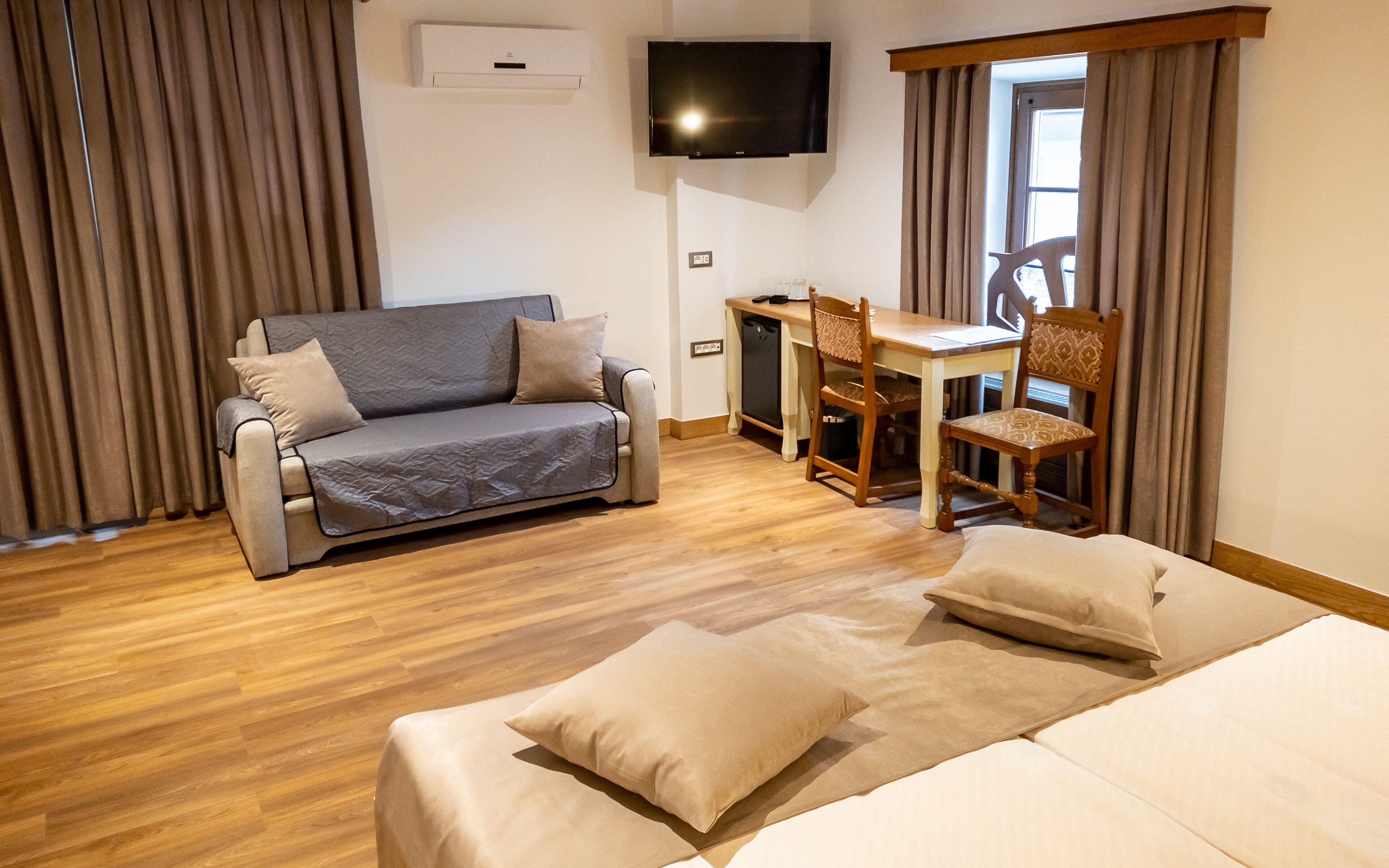 أسرّة بإسفنج يتكيف مع شكل الجسم وبديكورات فريدة لكل غرفة