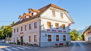 A two-story building with a sign indicating it is a "Sobe Zimmer" and "Camera Room". - Guest House Pri Cesarju (Kamnik)