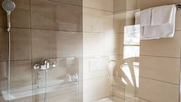 Standard Double or Twin Room, City View, Corner | Bathroom