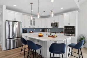 Een koelkast, een microgolfoven, een oven, een kookplaat