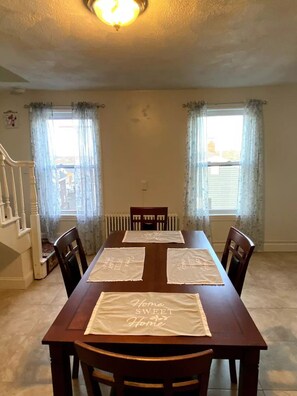 Dining - Open concept, 2-level apartment with scenic view (Gloucester)