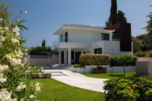 Exterior - Villa Aggelos, within easy walk of the beach, shops and restaurants. (Nydri)