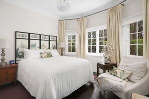 3 bedrooms, iron/ironing board, WiFi, bed sheets - NEW! Large three bedroom mountains home, quiet and  300m from Mall (Leura)