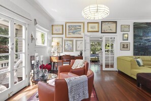 Living area - NEW! Large three bedroom mountains home, quiet and  300m from Mall (Leura)