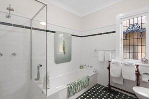 Hair dryer, towels, soap, shampoo - NEW! Large three bedroom mountains home, quiet and  300m from Mall (Leura)