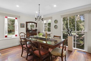 Dining - NEW! Large three bedroom mountains home, quiet and  300m from Mall (Leura)