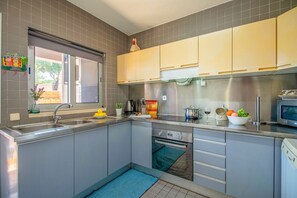 Fridge, microwave, oven, dishwasher - Vila Nadiana | 3 Bedrooms | Near Pinhal Golf | Vilamoura (Vilamoura)