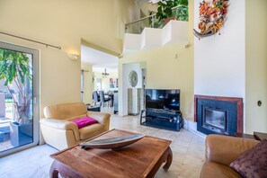 TV, fireplace - Vila Nadiana | 3 Bedrooms | Near Pinhal Golf | Vilamoura (Vilamoura)