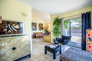 TV, fireplace - Vila Nadiana | 3 Bedrooms | Near Pinhal Golf | Vilamoura (Vilamoura)