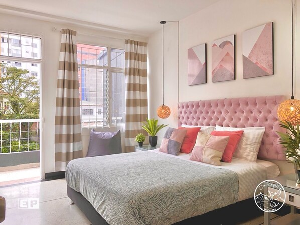 ستائر تعتيم ومكواة/لوح كي وواي فاي مجانًا وملاءات أسرّة