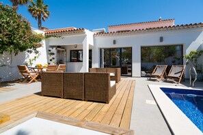 Outdoor dining - Superbly located, 15 minutes from the beach and city center. (Lagos)