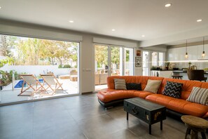 Smart TV, fireplace, stereo