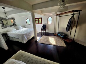 8 slaapkamers, een bureau, reisbedje, gratis wifi