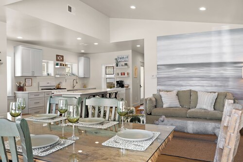  Muskegon Channel Waterfront Home, Lake Michigan Beaches, Pet Friendly too