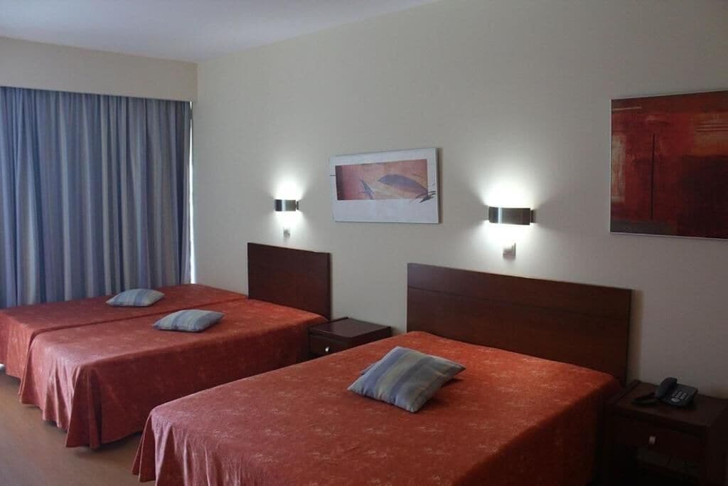 Vierbettzimmer | Minibar, Schreibtisch, laptopgeeigneter Arbeitsplatz, kostenloses WLAN