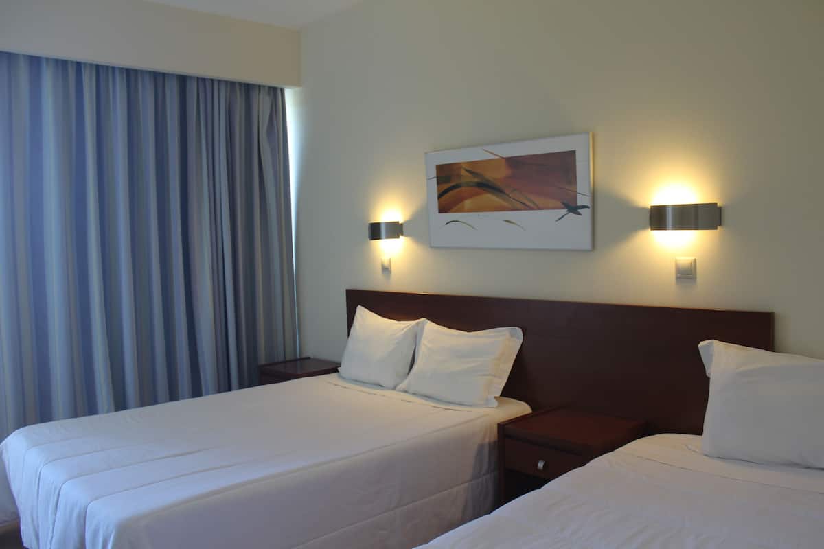 Frigobar, escrivaninha, espaço de trabalho para notebook