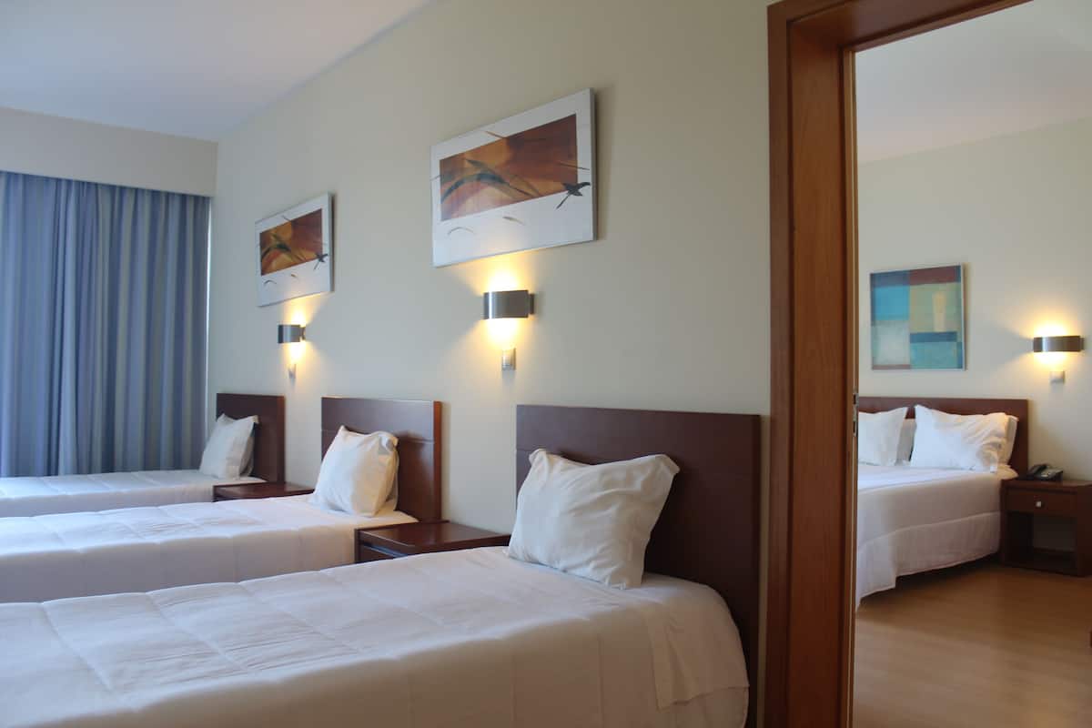 Quarto família | Frigobar, escrivaninha, espaço de trabalho para notebook