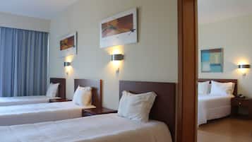 Minibar, bureau, espace de travail pour ordinateur portable