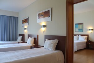 Quarto família | Frigobar, escrivaninha, espaço de trabalho para notebook