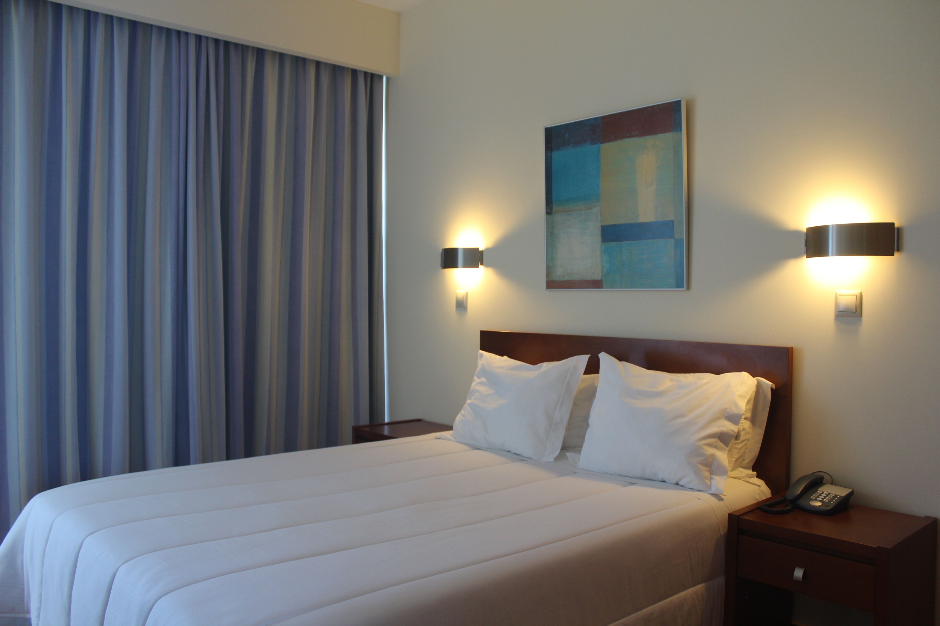 Quarto casal clássico | Frigobar, escrivaninha, espaço de trabalho para notebook