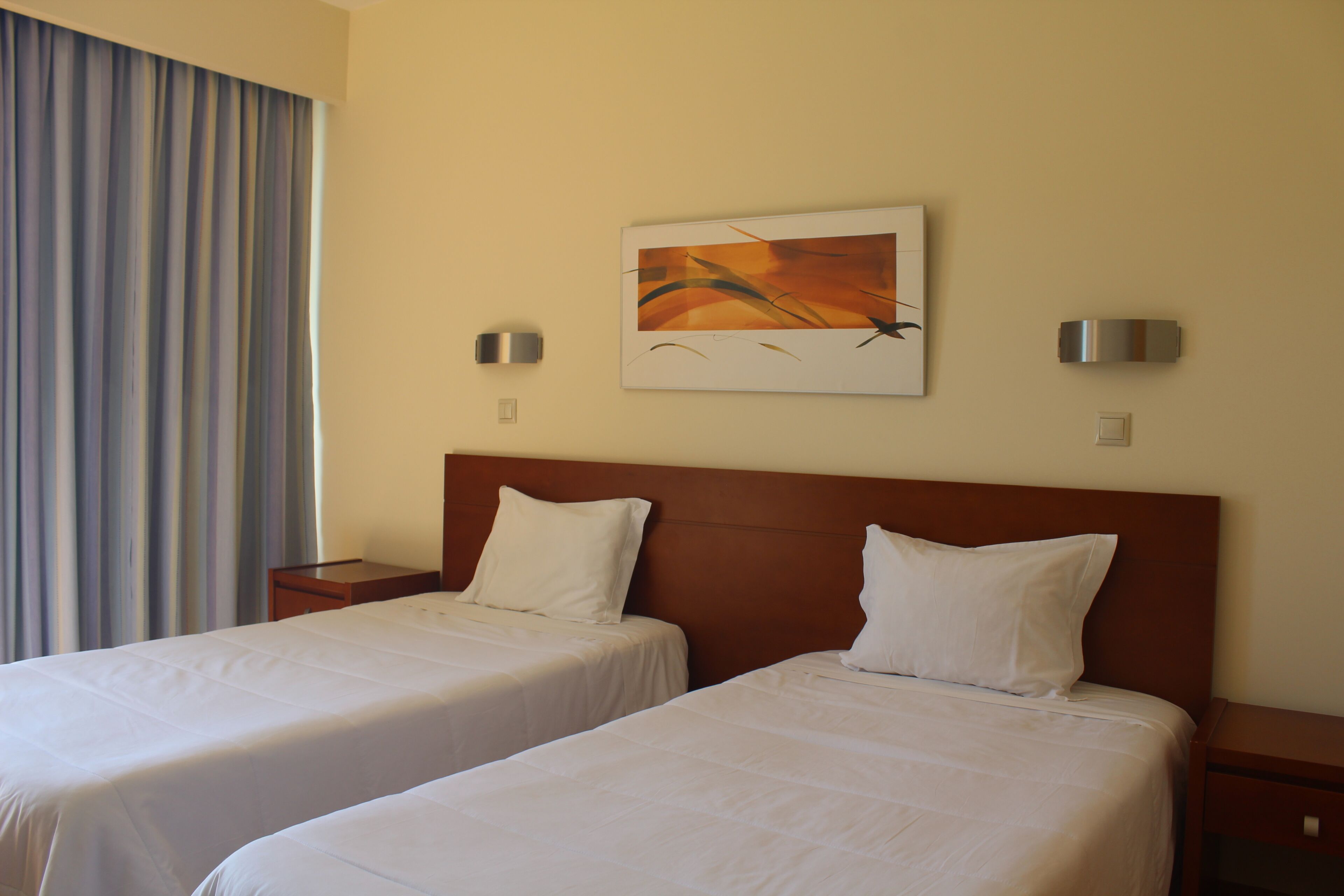 Frigobar, escrivaninha, espaço de trabalho para notebook