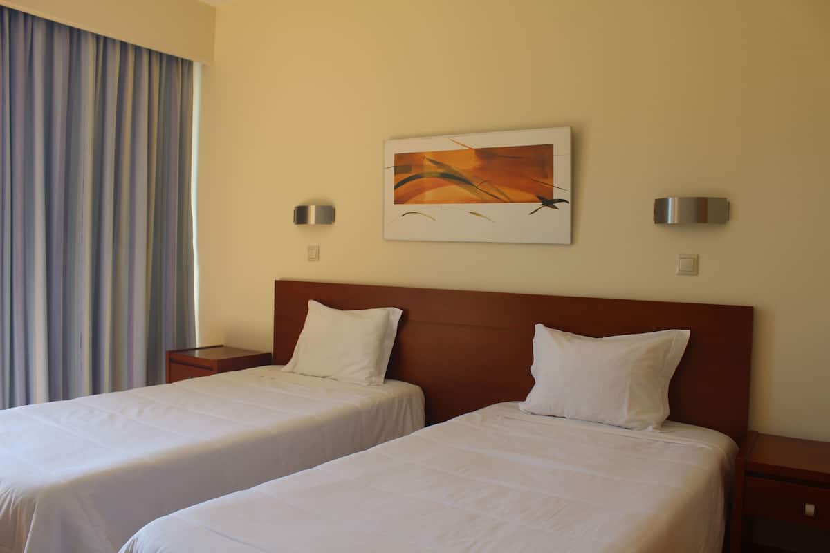 Frigobar, escrivaninha, espaço de trabalho para notebook