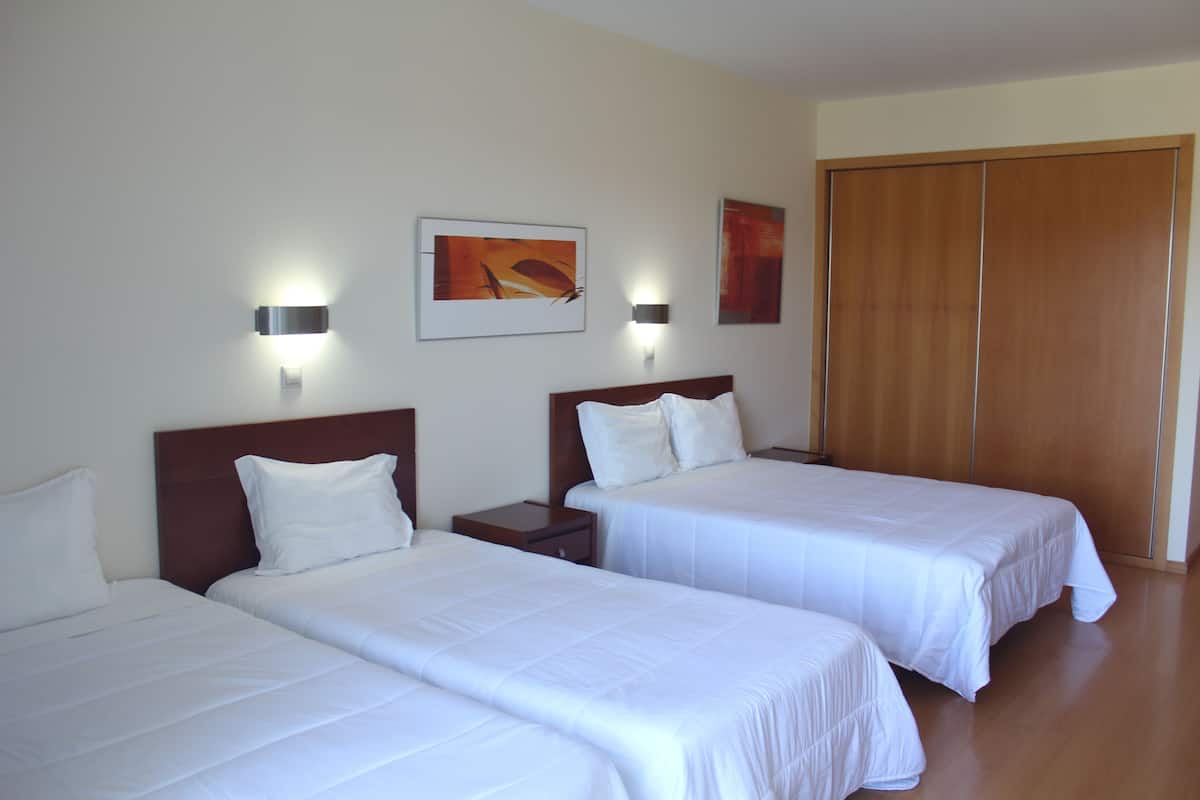 Quarto quádruplo | Frigobar, escrivaninha, espaço de trabalho para notebook