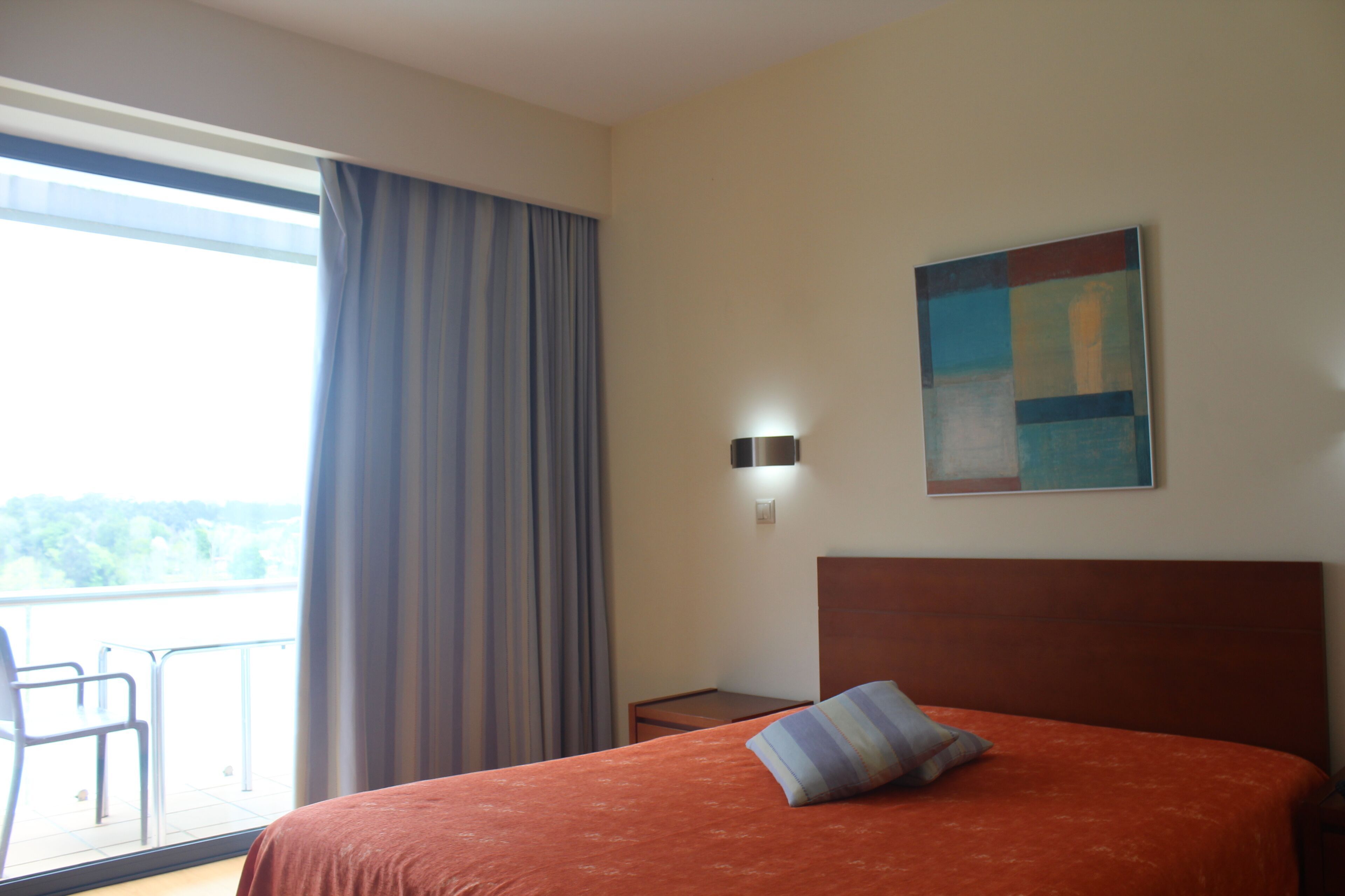 Minibar, desk, laptop workspace, free WiFi