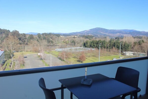 Una habitación con vista a un estacionamiento y un campo deportivo.
