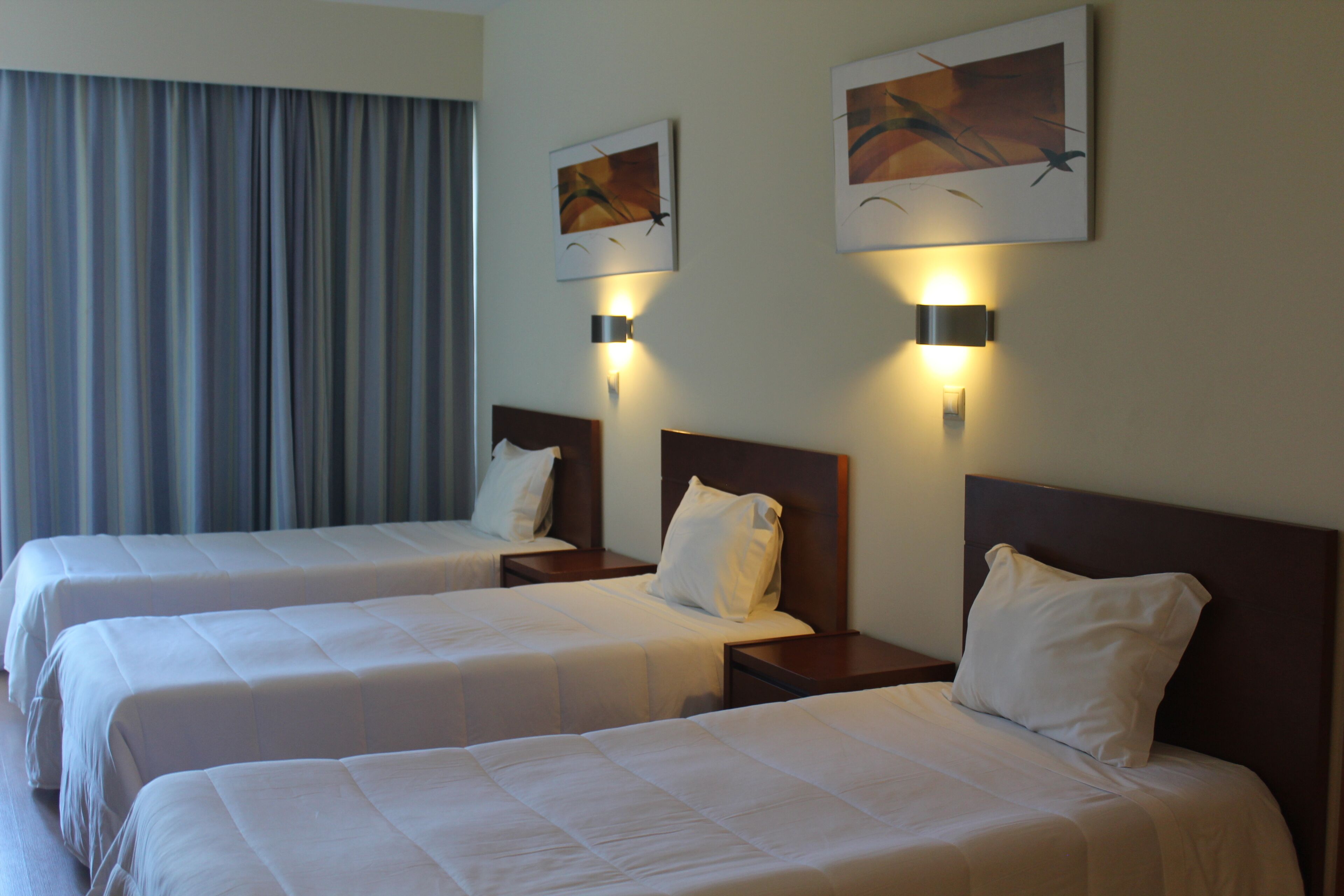 Quarto triplo | Frigobar, escrivaninha, espaço de trabalho para notebook