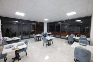 Desayuno de cocina local incluido todos los días