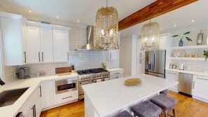 Kylskåp, mikrovågsugn, ugn och spishäll