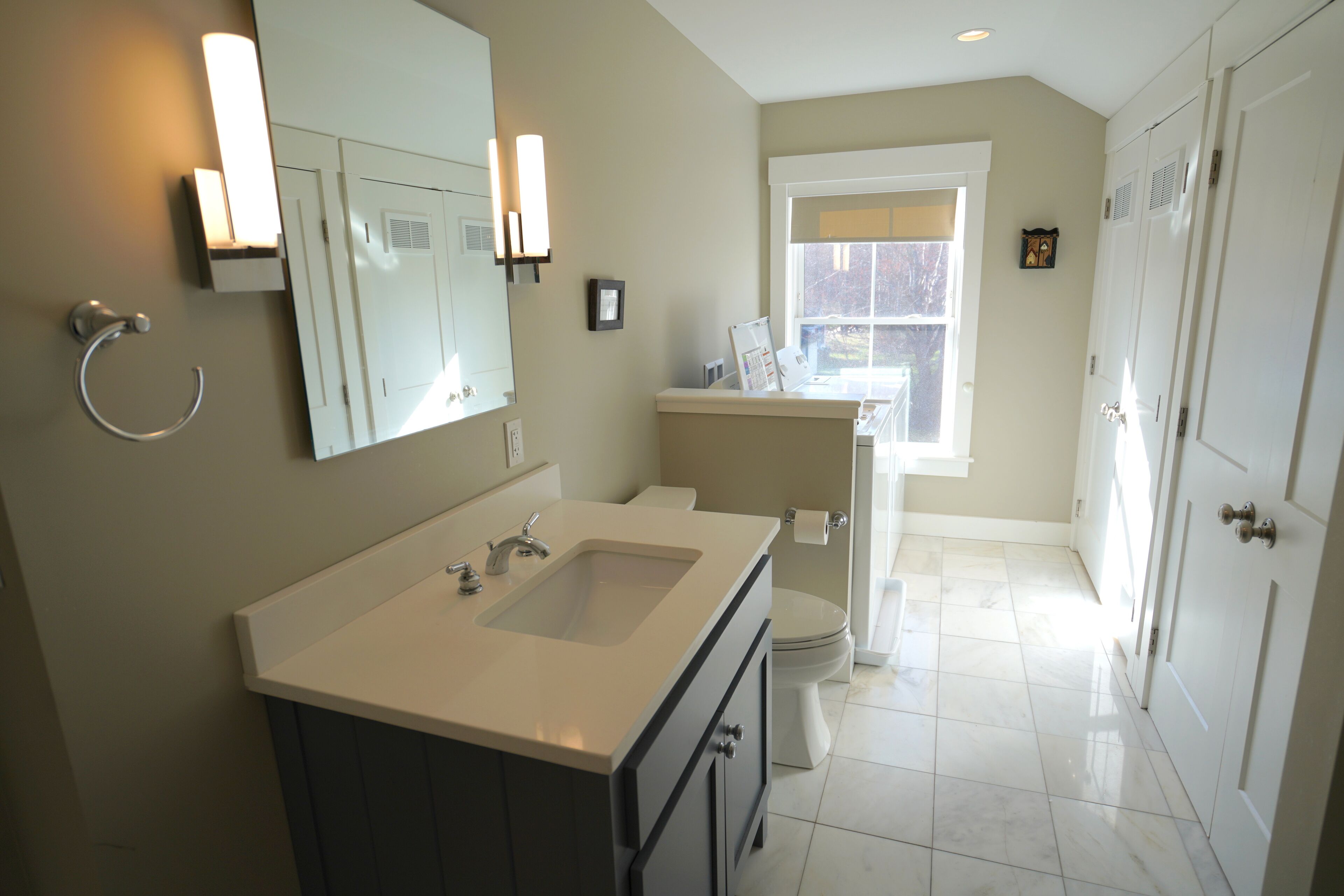 In town house with 6 bedrooms walk to Main Street and short drive to the beaches