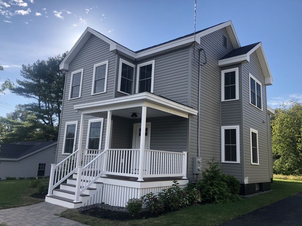 In town house with 6 bedrooms walk to Main Street and short drive to the beaches