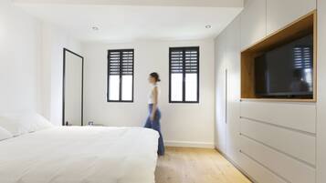 2 bedrooms, desk, laptop workspace, free WiFi