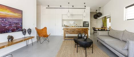 Leilighet – city, balkong, byutsikt | Oppholdsområde | En 52-tommers Flatskjerm-TV med digitale kanaler samt TV og Netflix