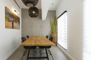 Departamento urbano, balcón, vista a la ciudad | Área de sala de estar | Televisión de pantalla plana, Netflix y servicios de streaming 