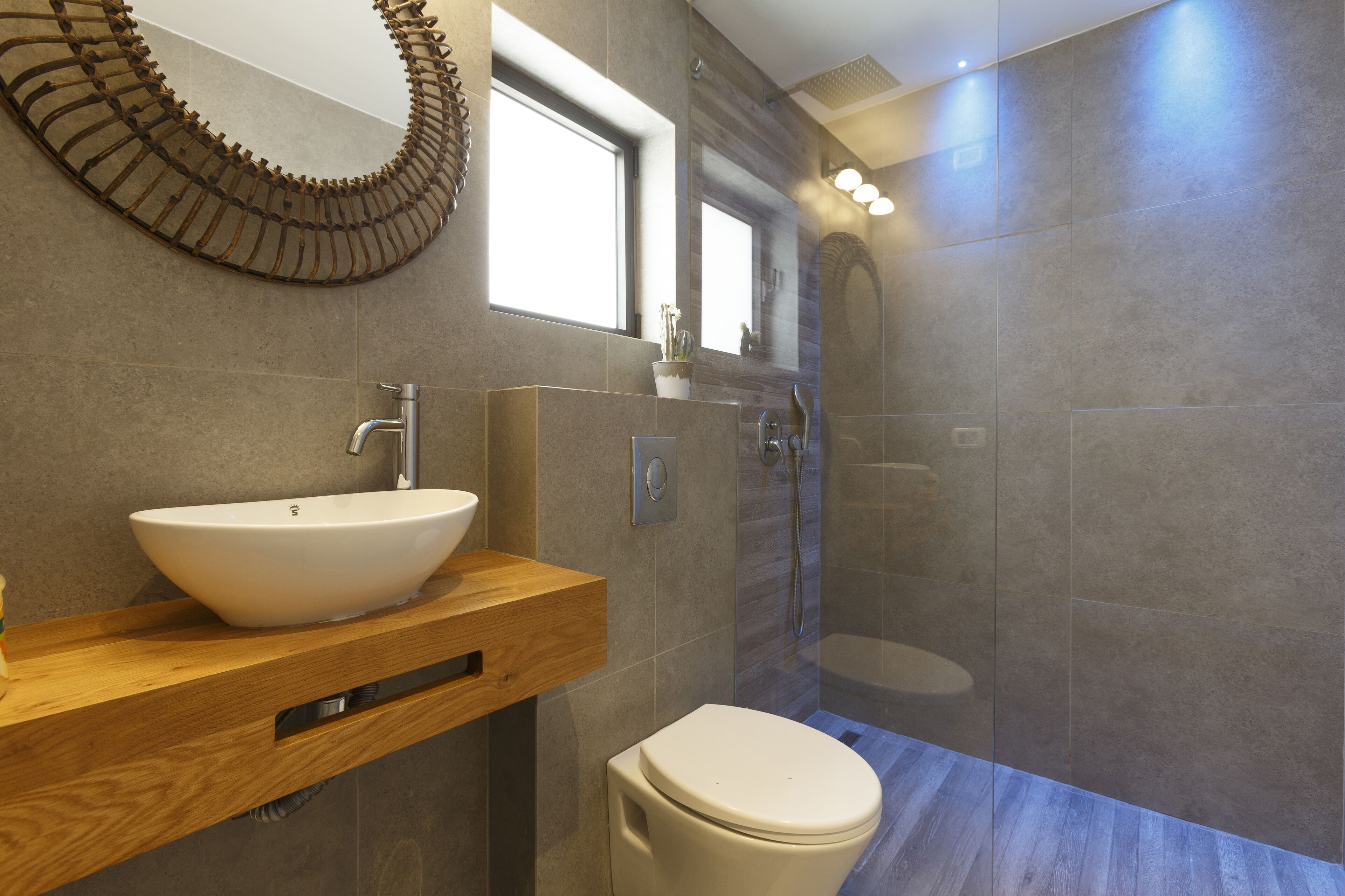 Appartement Ville, balcon, vue sur la ville | Salle de bain | Douche, séchoir à cheveux, serviettes fournies, papier de toilette