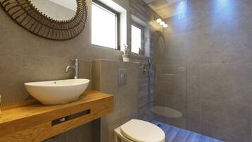 Appartement Ville, balcon, vue sur la ville | Salle de bain | Douche, séchoir à cheveux, serviettes fournies, papier de toilette