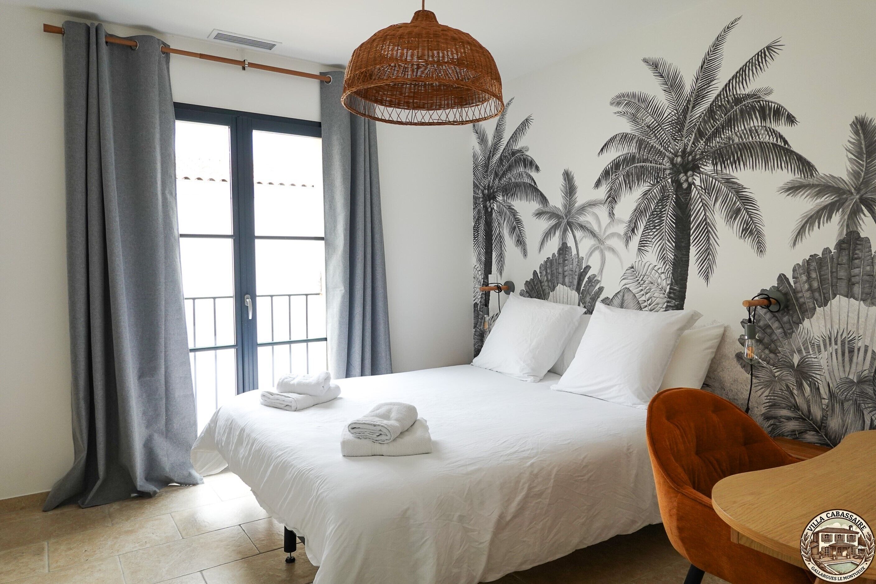 4 slaapkamers, een bureau, een strijkplank/strijkijzer, reisbedje