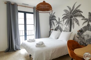 4 makuuhuonetta, työpöytä, silitysrauta/-lauta, vauvan matkasänky