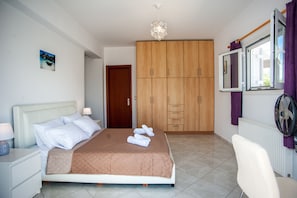 3 bedrooms, in-room safe, desk, iron/ironing board